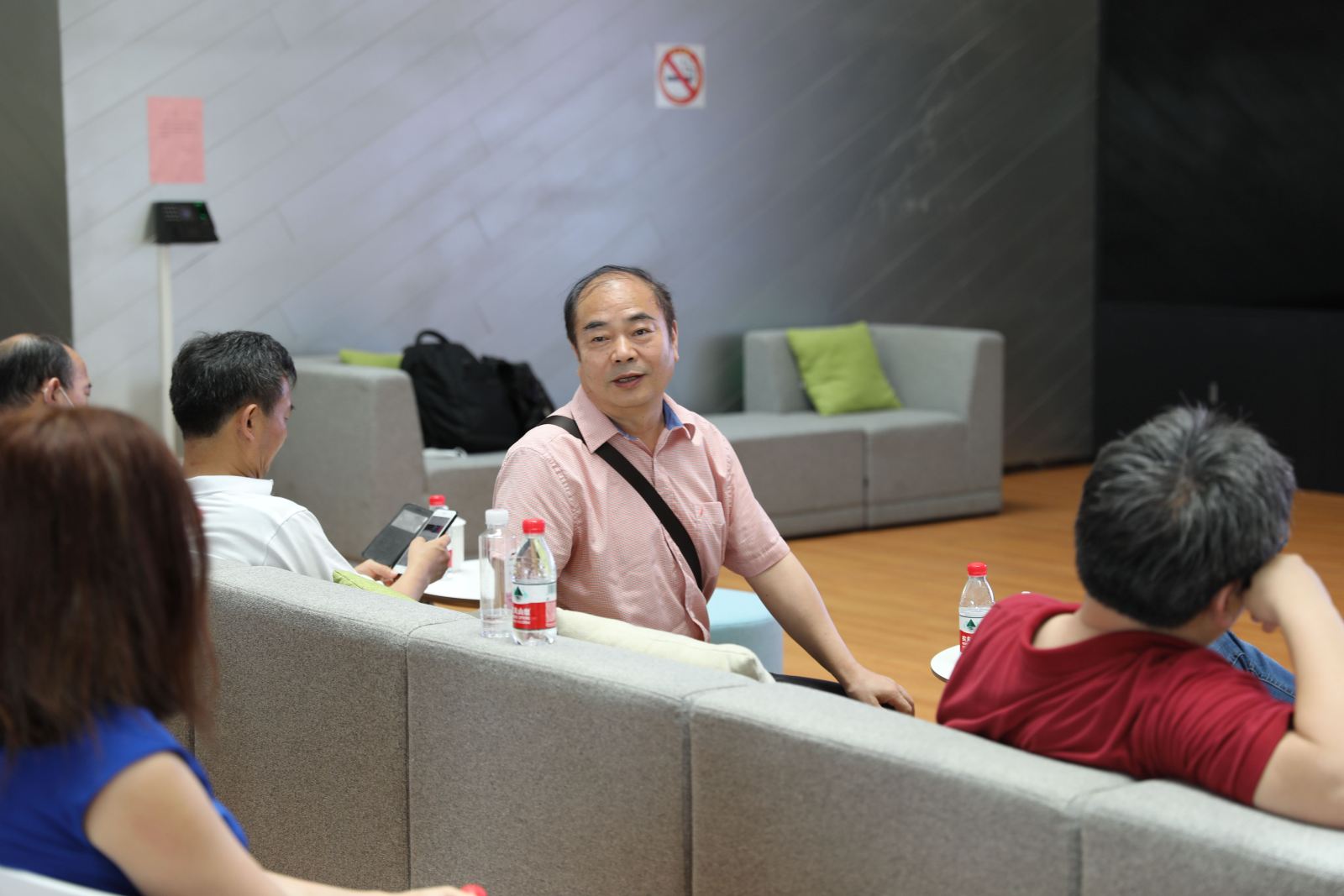 世俱杯sjb官网召开骨干教师交流座谈会