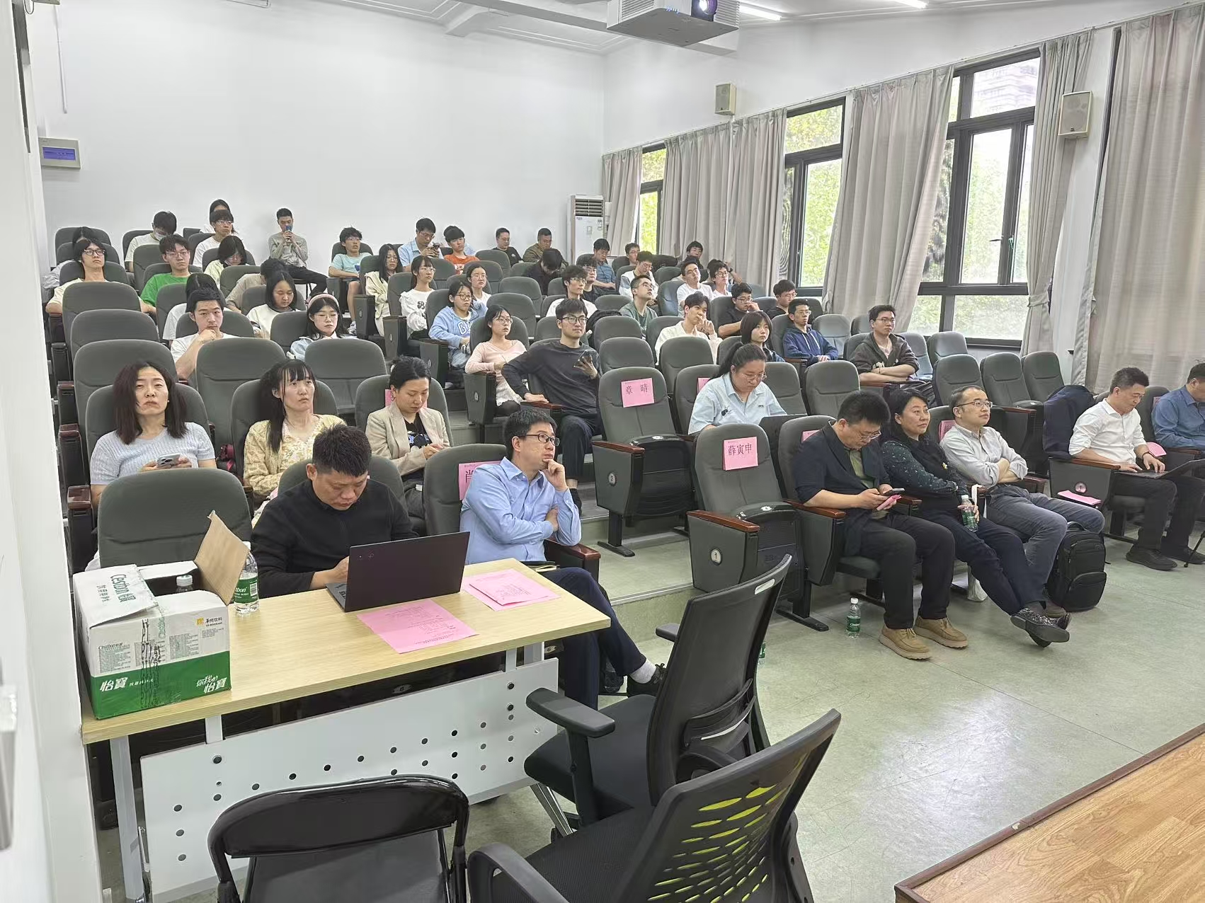 0师生齐聚双创动员会现场.jpg