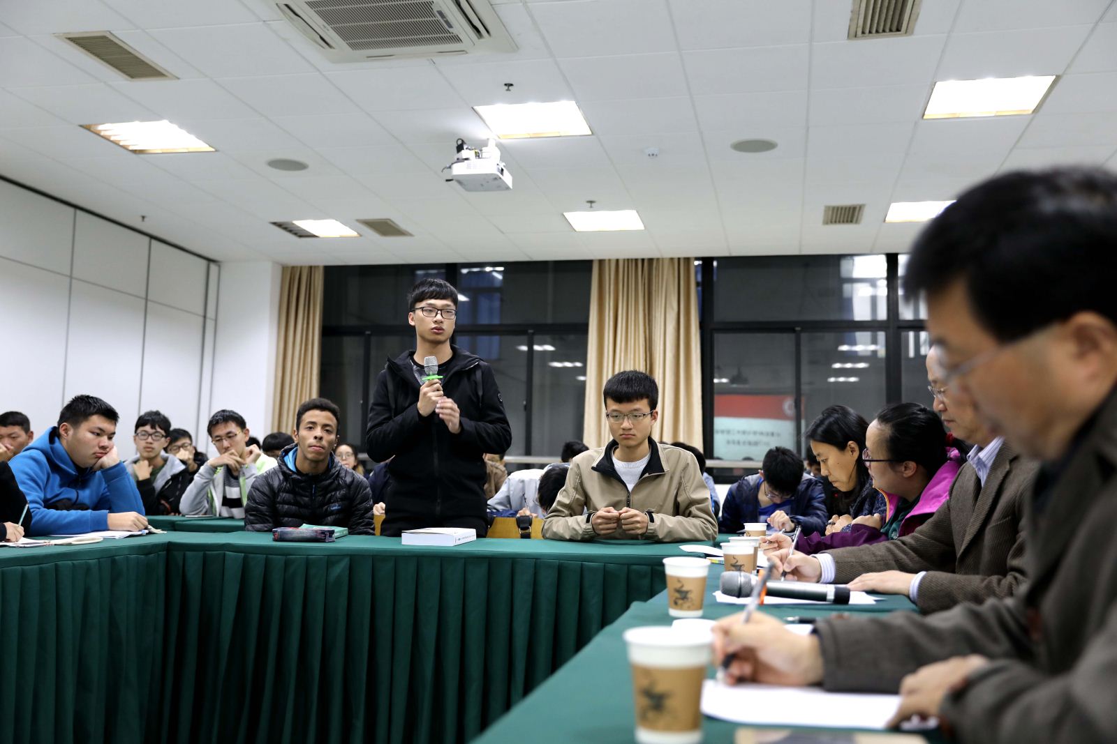 师生沟通 携手共进——计算机科学与世俱杯sjb官网召开2017级本科新生座谈会