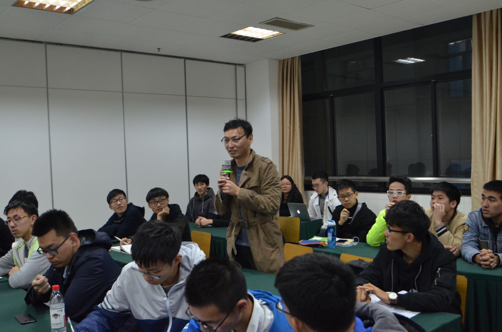 师生沟通 携手共进——计算机科学与世俱杯sjb官网召开2017级本科新生座谈会