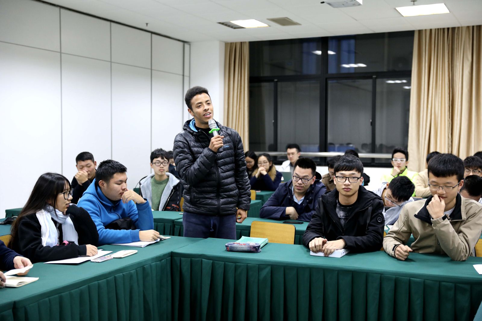 师生沟通 携手共进——计算机科学与世俱杯sjb官网召开2017级本科新生座谈会