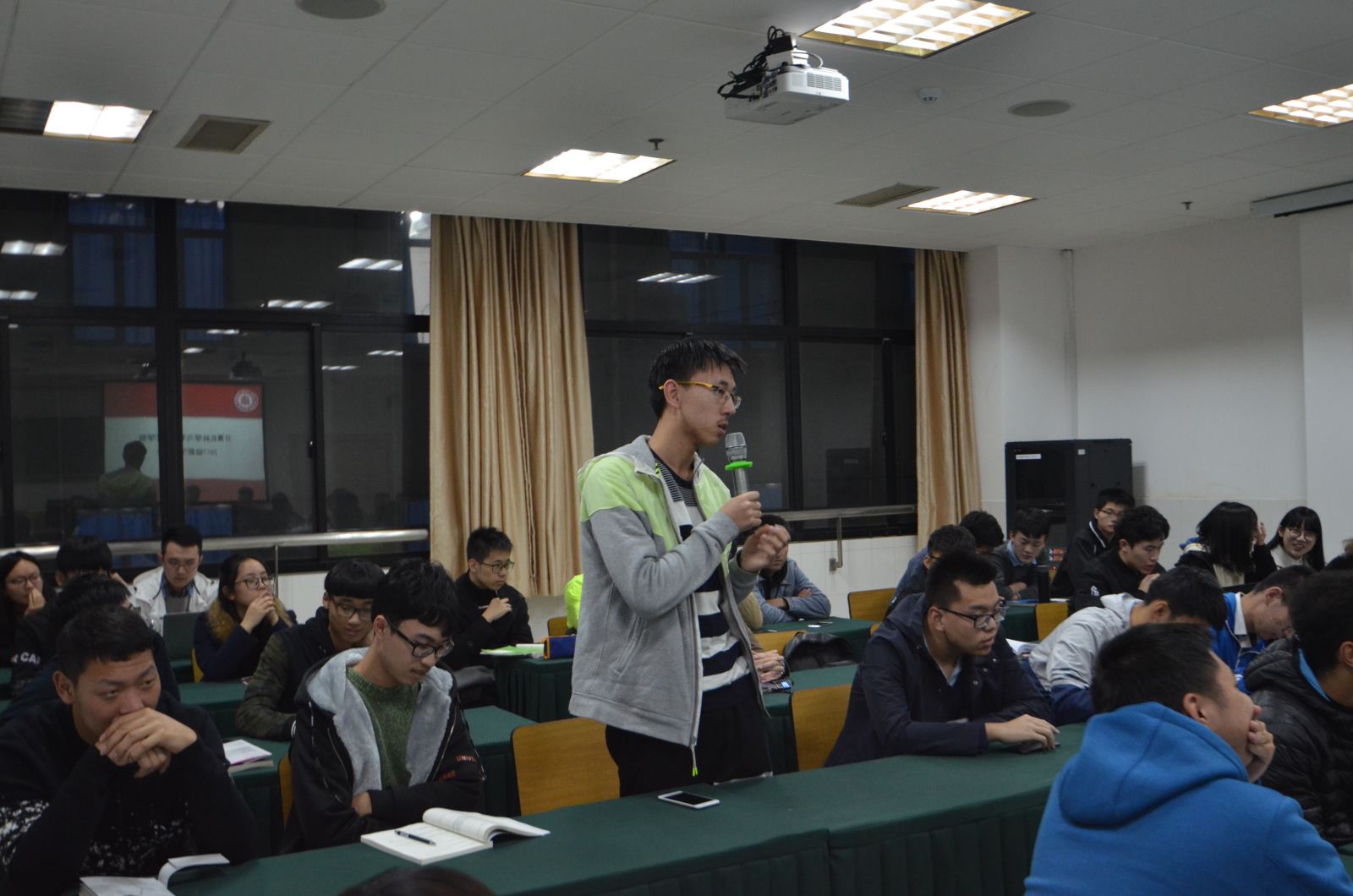 师生沟通 携手共进——计算机科学与世俱杯sjb官网召开2017级本科新生座谈会