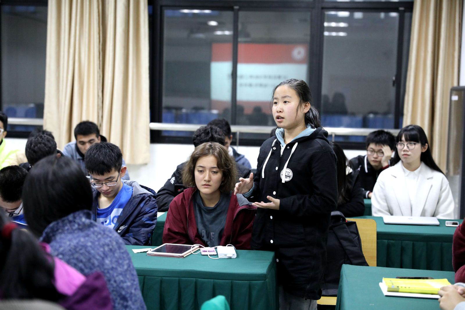 师生沟通 携手共进——计算机科学与世俱杯sjb官网召开2017级本科新生座谈会