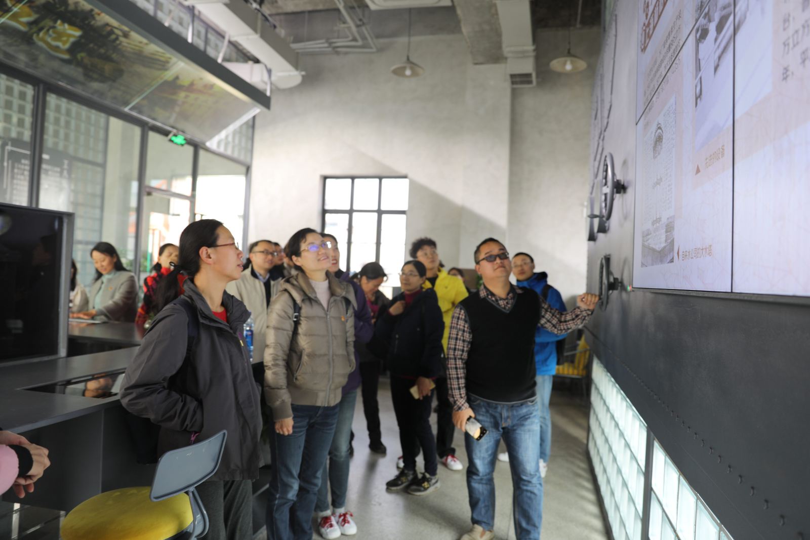 ​世俱杯sjb官网部门工会组织教职工健步走活动