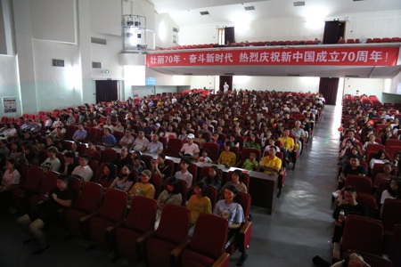 世界杯官网师生积极收看庆祝中华人民共和国成立70周年大会及阅兵仪式