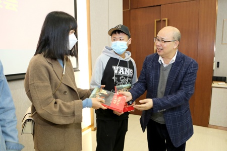 暖心关爱寒假留邕留校学生，世界杯官网召开学生代表座谈会