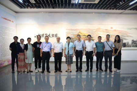自治区人大常委会副主任杨静华到世界杯官网参观脱贫攻坚百米长卷《八桂脱贫攻坚图》画展