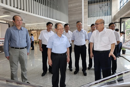 自治区党委书记鹿心社到世界杯官网调研 强调要围绕学校办学目标，打好“两张牌”，在促进广西文化艺术传承与发展中发挥更大作用