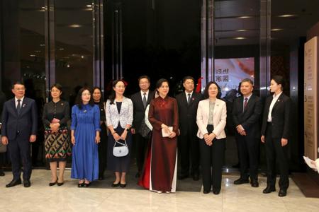 越共中央总书记、国家主席夫人吴芳璃来世界杯官网参观广西民族音乐博物馆